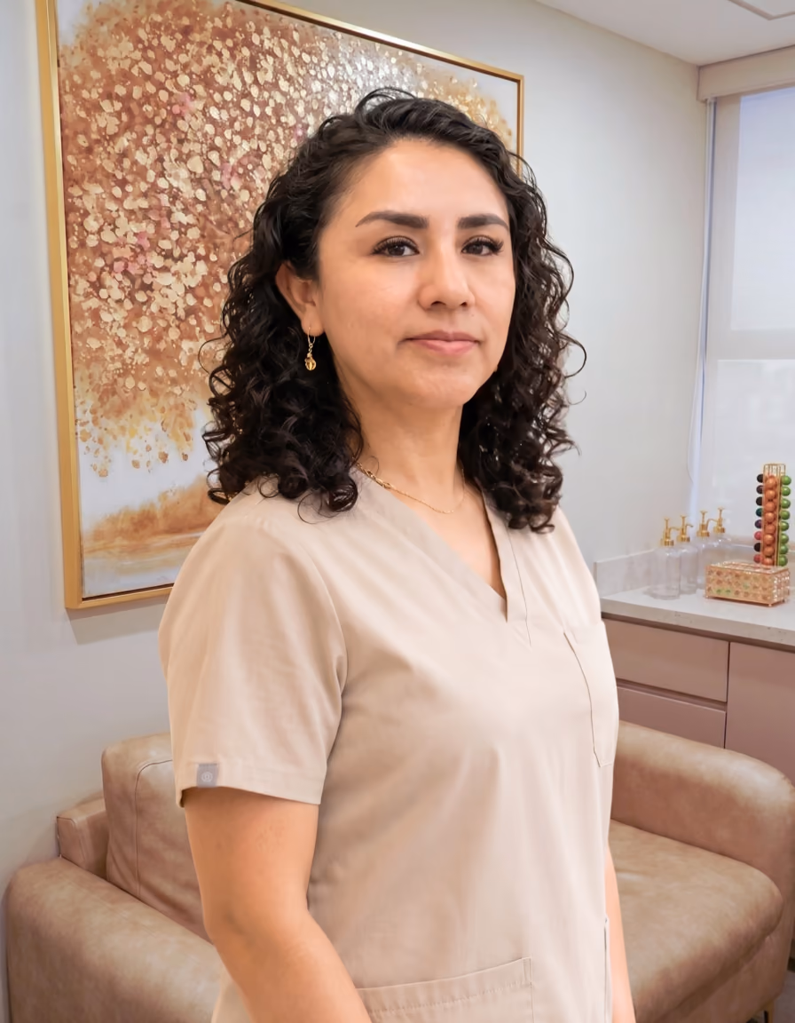 La Dra. Fátima García, cirujana plástica, en su consultorio de Sbeltia en Lima