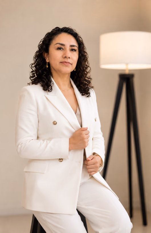 La Dra. Fátima García, cirujana plástica de Sbeltia, en su consulta de Lima